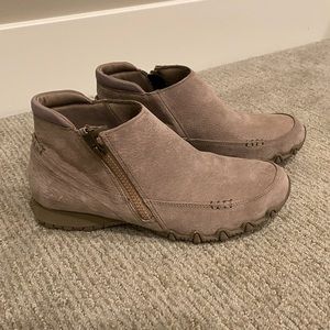 Sketchers Relaxed Fit Tan Casual/Walking Boots Memory Foam - Women’s Size 9